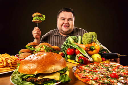 饮食胖男人使之间健康和不健康的食物选择