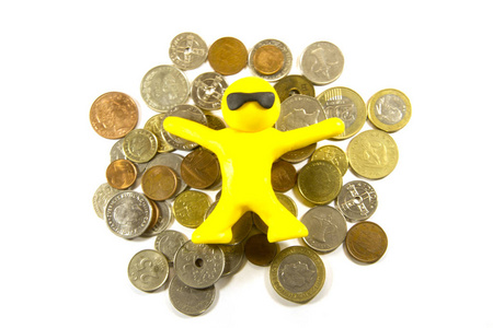 黄色塑料字符和准备现金。硬币钱。孤立于白色背景