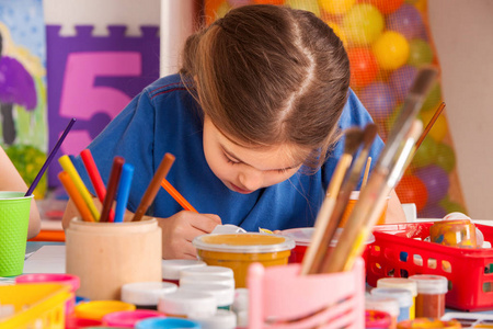 小学生儿童画在美术学校课照片