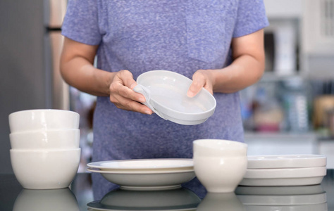 妇女清洁产品概念在家里擦拭餐具清洁剂