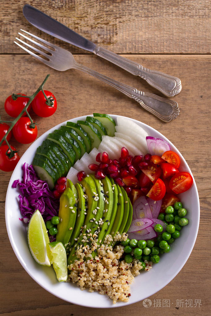 清洁健康排毒饮食素食和素食午餐碗藜麦鳄梨石榴西红柿青豆萝卜和红