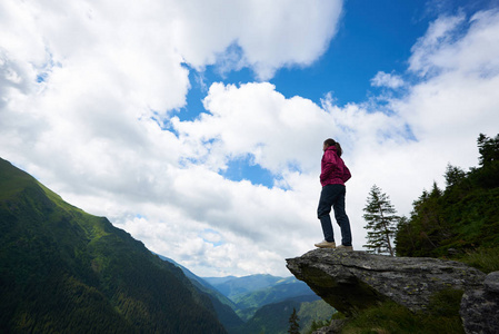 女登山者旅游树美景照片