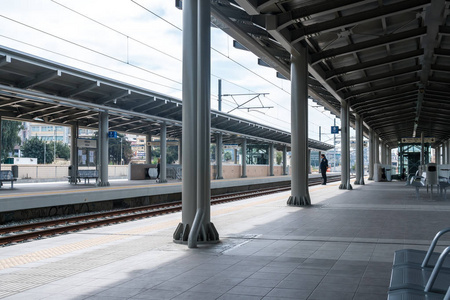 车站大厅火车站休息室等待大厅金属椅照片