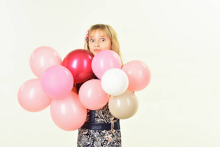 美丽和时尚, 强力粉彩。小女孩与发型举行气球。生日, 幸福, 童年, 看。带气球的孩子生日礼物小女孩与党气球, 庆祝