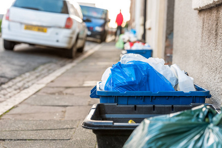 日视图 plastice 垃圾桶箱在英国的道路上