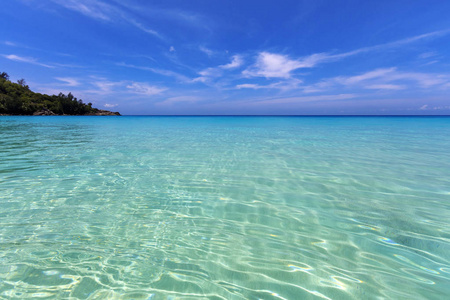 热带岛屿的绿松石泻湖。 恢复力量的美丽地方，休息水上晒太阳和洗澡。 温暖的海水，白沙的微风。 豪华酒店。