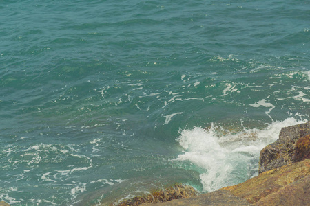 海浪撞击海岸的石头