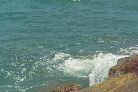 海浪撞击海岸的石头