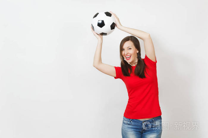 活跃的欧洲年轻女子, 两个有趣的小马尾巴, 足球球迷或球员在红色制服捕捉经典足球孤立的白色背景。体育踢足球健康, 健康生活方式概