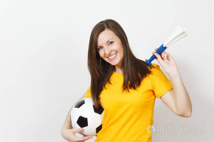 美丽的欧洲年轻开朗快乐的女人, 足球迷或球员在黄色制服举行橄榄球管, 球隔绝在白色背景。运动, 踢足球, 健康, 健康的生活方式