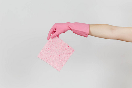 在粉红色的手套关闭女性手水平持有粉红色的吸水餐巾清洁和洗涤的菜肴在白色背景下隔离。清洁用品的概念。复制广告空间