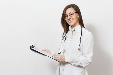 微笑自信的年轻医生的女人与听诊器, 眼镜隔离在白色背景。女医生在医疗礼服持有健康卡在记事本文件夹。医护人员医学理念