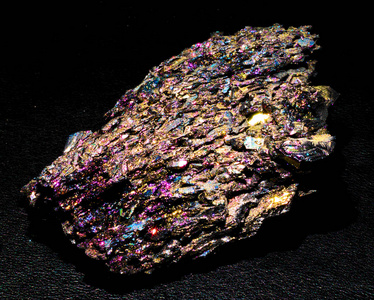 蓝紫红色黄铜矿石晶，白色背景