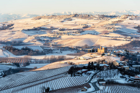 Grinzane 凯沃尔城堡和山在意大利北部, langhe r