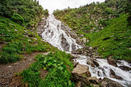 夏天的风景。徒步旅行的户外概念。罗马尼亚山脉的岩石瀑布