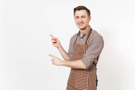 男厨师或侍者指着手指放在带条纹褐色围裙的复制品上, 衬衫被隔离在白色背景上。男管家或 houseworker 看相机。家政工作者