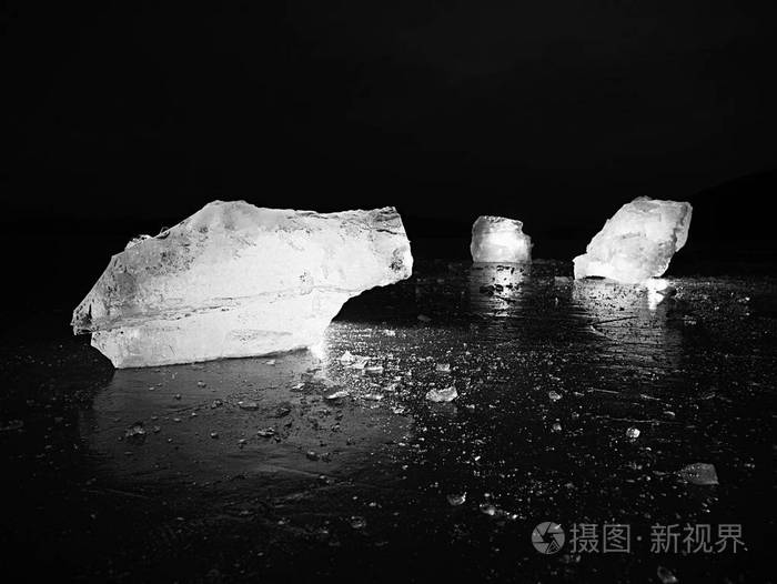 天然冰块浮冰断裂由于风对岸上和移动