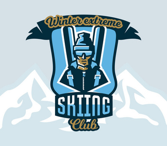 标志滑雪俱乐部。标志滑雪者在帽子和滑雪眼镜, 背包和滑雪板。极端冬季运动。背景中的孤立山脉。徽章盾牌, 刻字。矢量插图