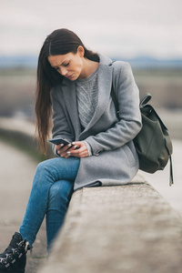 年轻的孤独和沮丧的女人坐在悲伤中。