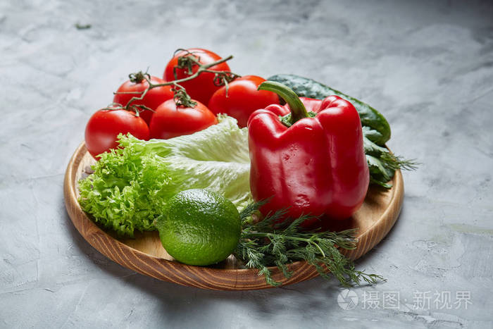 美味的组合新鲜蔬菜和草药的白色纹理背景, 顶级视图, 选择性焦点照片