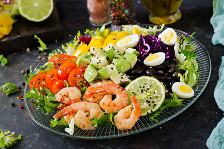 健康沙拉盘。 新鲜海鲜食谱。 烤虾和新鲜蔬菜沙拉牛油果番茄黑豆红白菜和辣椒。 烤虾。 健康的食物。