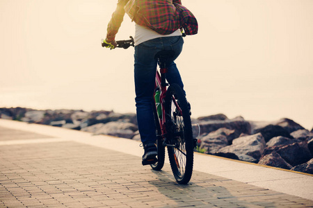 骑自行车的女人在海边骑自行车