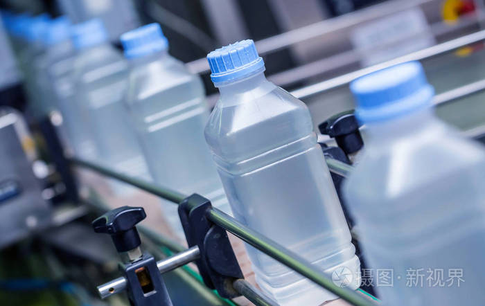 生产线上的塑料瓶制药制造中的生理盐水瓶灌装