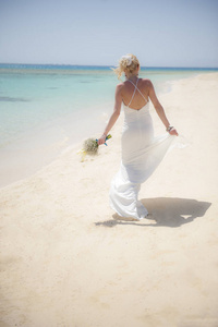 美丽的新娘在热带海滩婚礼日
