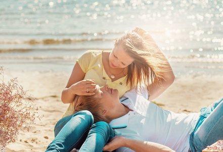 快乐的年轻夫妇在海滩上享受野餐, 有良好的 ti