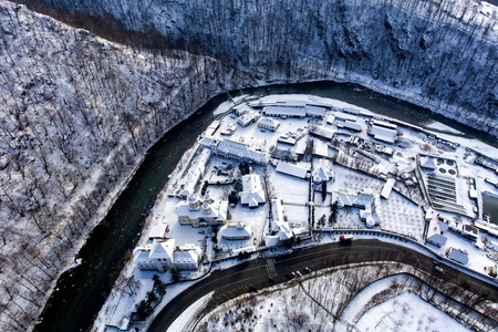 空中无人机照片罗马尼亚一座美丽的修道院在迷人的冬季景观与雪