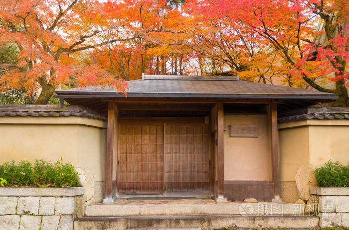 传统日式入口木门或大门到美丽多彩的日本枫园在五彩缤纷的秋季京都