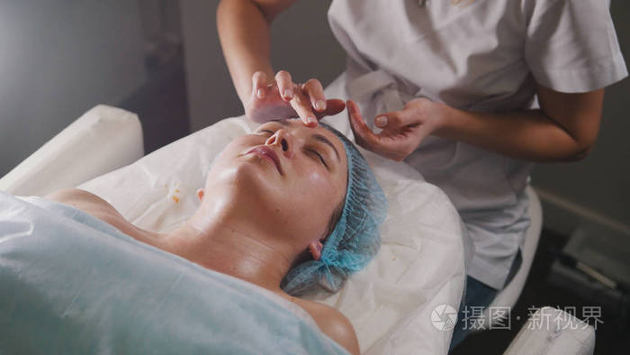 美容师为他的客户做一个特殊的按摩颈部和肩膀的皮肤提升照片 正版商用图片11p2qt 摄图新视界