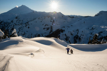 几个朋友在被美丽的美国风景包围的新鲜雪中滑雪。 在西雅图华盛顿美国东北部贝克山附近的艺术家点。