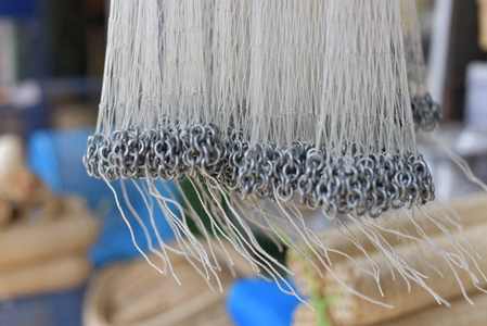 制作篮子商店。有许多种篮子是由竹子制成的。篮子柳条是泰国手工制作的，它是编织竹质地作为背景。 传统的泰国编织稻草质地。