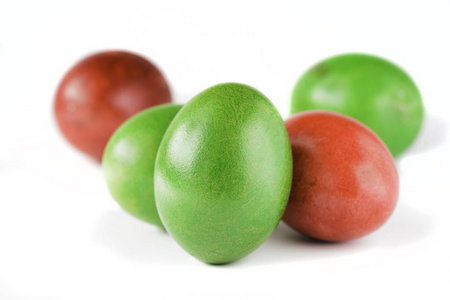 复活节彩蛋红色和绿色隔离白色背景