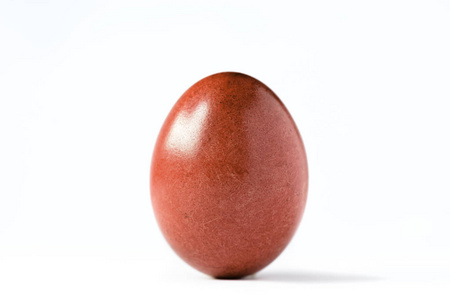 关闭一个红色的复活节彩蛋被隔离在白色