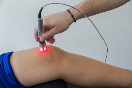 激光疗法用于治疗疼痛的膝盖上.选择性的焦点照片