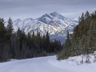 白雪覆盖的道路通向山脉恶性湖公路16黄头公路贾斯珀贾斯珀国家公园加拿大艾伯塔省