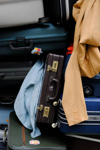 一堆行李和行李。旧款式的手提箱和衣服。trave