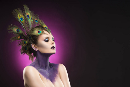 美丽的房女孩穿着孔雀羽毛在她的头发和艺术紫罗兰闪闪发亮的身体艺术在她的脖子上 , 先锋化妆