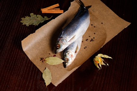 美味的咸鲱鱼与红葱盐和胡椒在旧的木制背景。 乡村风格。