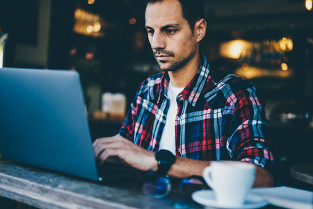 it课程年轻帅气的it程序员在连接到无线4g互联网的现代数字笔记本电脑