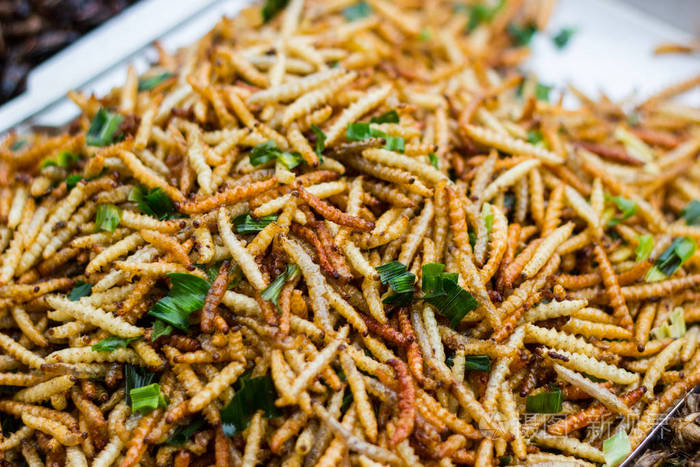 油炸昆虫街头食品市场的泰式食品可在市场上买到