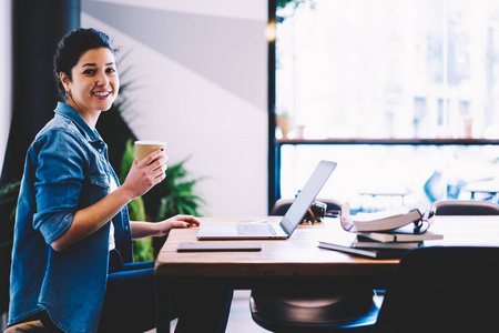 积极的创意平面设计师在等待下载文件时看相机照片