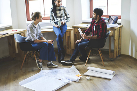 男女职业建筑师合作设计蓝图两名工程人员或共同工人在一个项目上工作