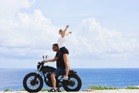 享受休闲和自然风光,快乐的情侣在蜜月旅行中喜欢冒险驾驶摩托车照片