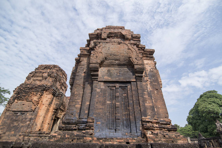 泰国东北部伊桑省BuriRam省PrasatMuangTam的高棉寺遗址。泰国，Buriram，2017年11月。