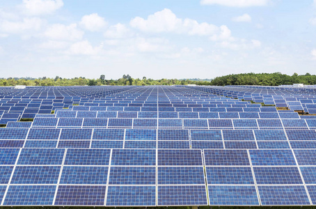 太阳发电厂的多晶硅太阳能电池或光伏电池排列整齐，向上吸收太阳的阳光，在蓝天上替代可再生能源