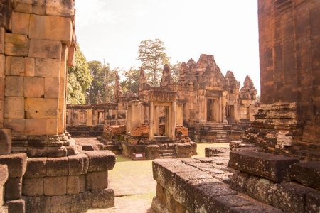 泰国东北部伊桑省BuriRam省PrasatMuangTam的高棉寺遗址。泰国，Buriram，2017年11月。