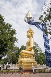 在泰国东北部伊桑的BuriRam省BuriRam市附近的WatSuphatbophit的佛陀。泰国，Buriram，2017年1
